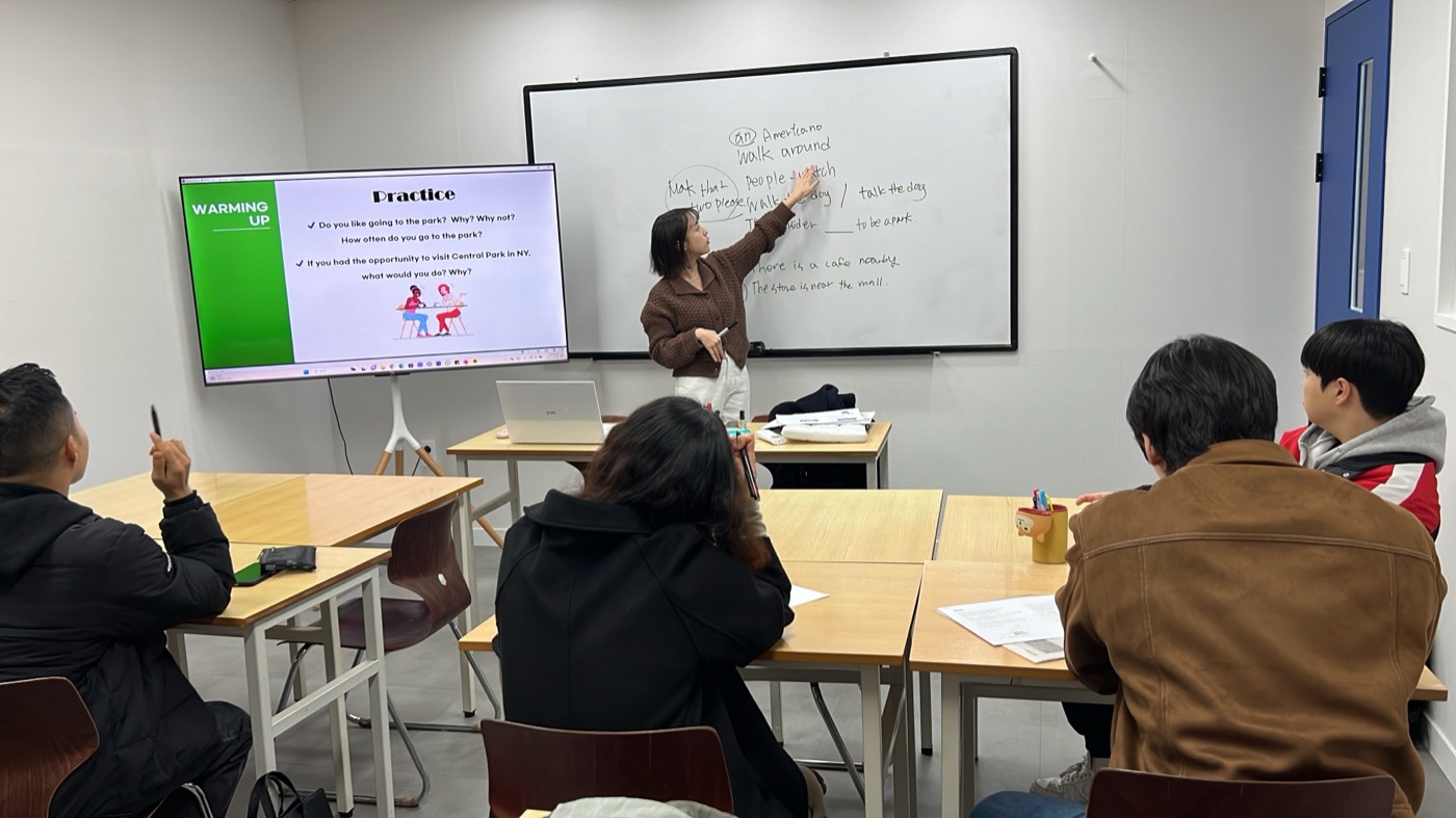 화이트보드에 직접 써가며 설명하는 수업